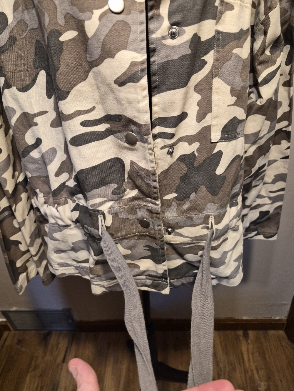 Mittoshop Over-sized Snap-front Tie Camo Jacket Medium - Picture 3 of 8
